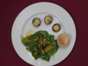 Feldsalat an Mandarinen-Dressing mit gefüllten Champignons und Brötchen - Rezept
