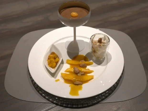 Rezept: Tonkabohnen-Eis mit Valrhona Schoki und Mango-Beilage Bild Nr. 2 Tonkabohnen-Eis mit Valrhona Schoki und Mango-Beilage - Rezept - Bild Nr. 2