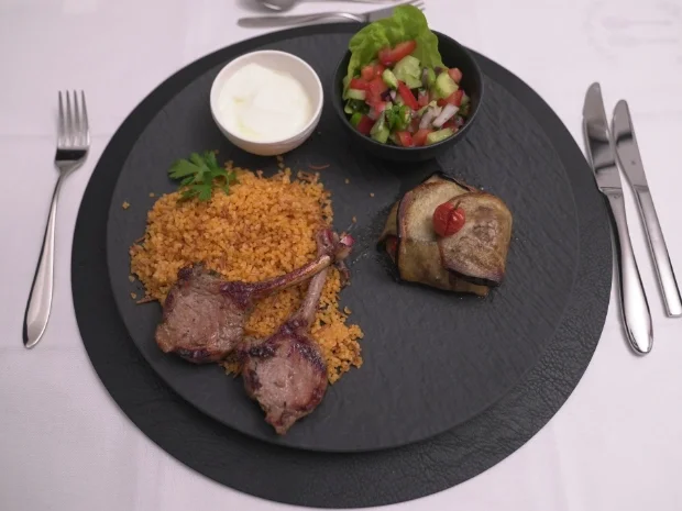 Rezept: Rindfleischkebap im Auberginenmantel, Lammkarree und Bulgur Bild Nr. 17285 Rindfleischkebap im Auberginenmantel, Lammkarree und Bulgur - Rezept - Bild Nr. 17285