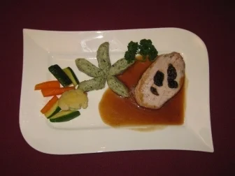 Schweinekotelett im Speck-Mantel mit getrockneten Pflaumen, Klößen und Gemüse - Rezept