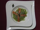 Basilikumnudeln mit Lauchjulienne und Räucherlachs - Rezept