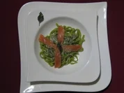 Rezept: Basilikumnudeln mit Lauchjulienne und Rรคucherlachs Basilikumnudeln mit Lauchjulienne und Rรคucherlachs - Rezept