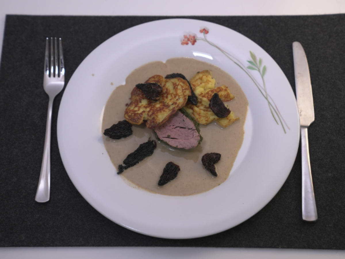 Pochiertes Kalbsfilet in Wildkräutern mit Morcheln, dazu Kartoffelblinis - Rezept - Bild Nr. 2