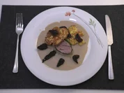 Rezept: Pochiertes Kalbsfilet in Wildkrรคutern mit Morcheln, dazu Kartoffelblinis Bild Nr. 2 Pochiertes Kalbsfilet in Wildkrรคutern mit Morcheln, dazu Kartoffelblinis - Rezept - Bild Nr. 2