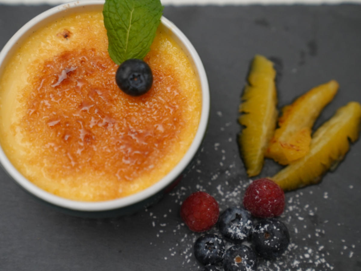 Orangen-Crème-brûlée mit marinierten Orangenfilets und Beeren - Rezept - Bild Nr. 17285