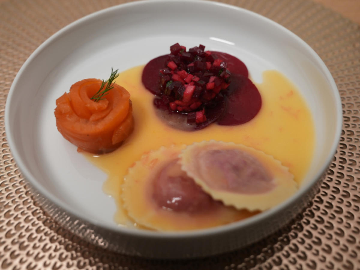 Rote Bete-Ricotta Ravioli mit Carpaccio und Salat - Rezept - Bild Nr. 2