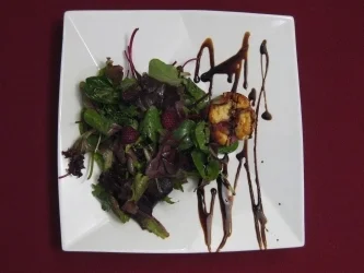 Rezept: Thymian-Ricotta-Muffin mit wildem Salat Thymian-Ricotta-Muffin mit wildem Salat - Rezept