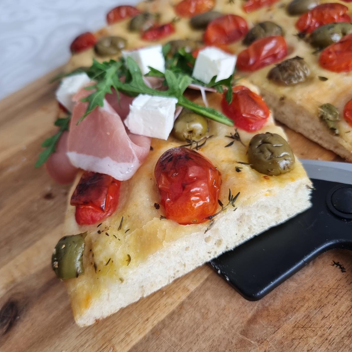 Tomaten-Oliven-Foccicia mit Schinken ,Fetakäse und Rucola - Rezept - Bild Nr. 17285