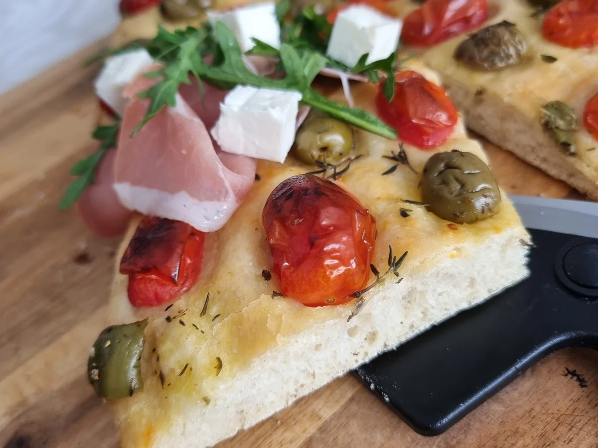 Tomaten-Oliven-Foccicia mit Schinken ,Fetakäse und Rucola - Rezept - Bild Nr. 17285