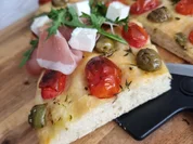 Tomaten-Oliven-Foccicia mit Schinken ,Fetakäse und Rucola - Rezept - Bild Nr. 17285