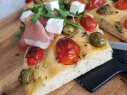 Tomaten-Oliven-Foccicia mit Schinken ,Fetakäse und Rucola - Rezept - Bild Nr. 17285