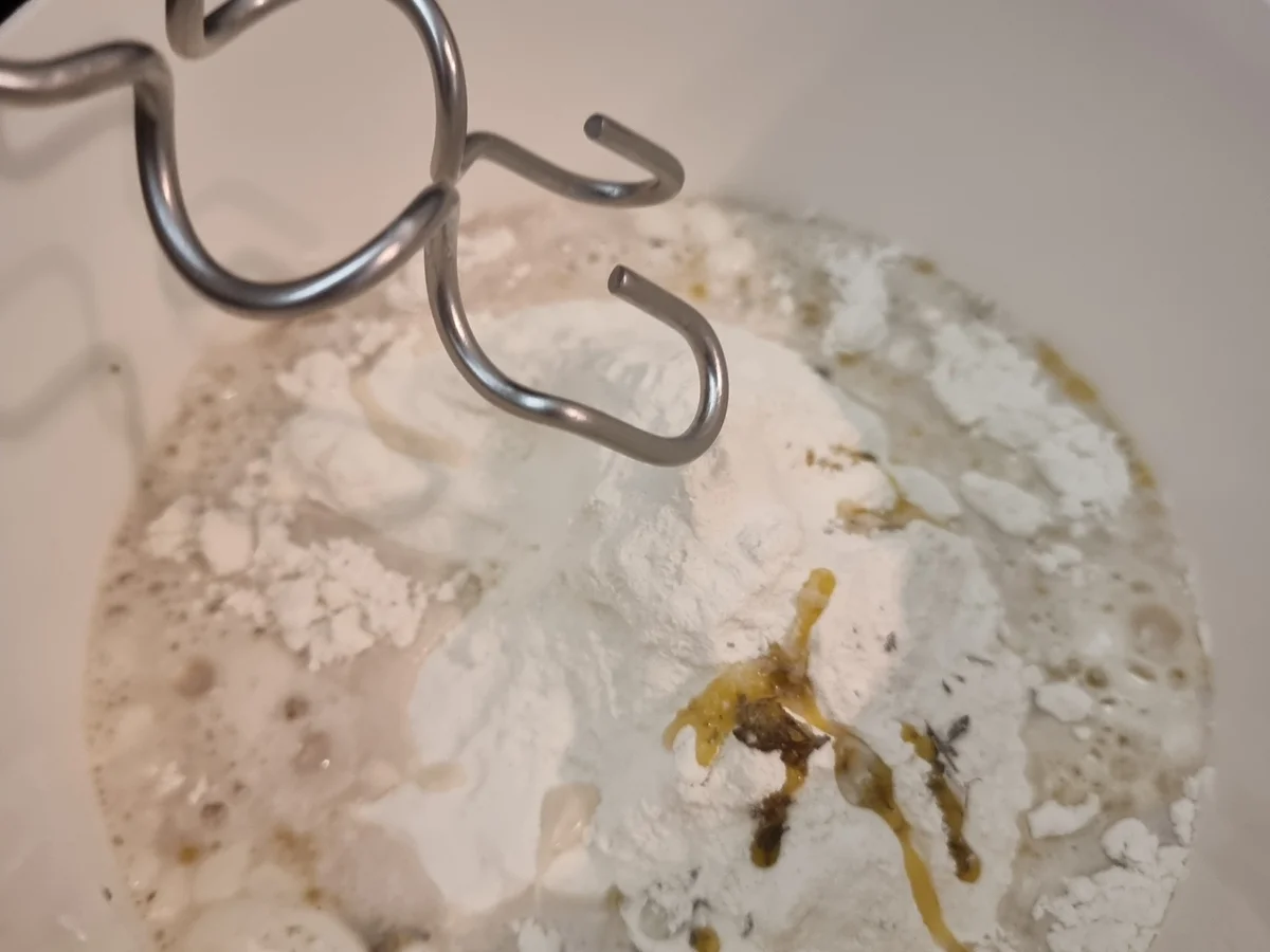 Tomaten-Oliven-Foccicia mit Schinken ,Fetakäse und Rucola - Rezept - Bild Nr. 17289