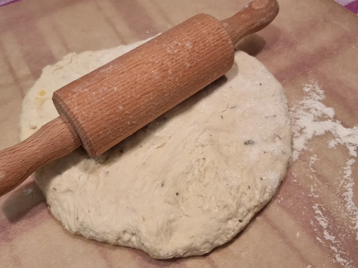 Tomaten-Oliven-Foccicia mit Schinken ,Fetakäse und Rucola - Rezept - Bild Nr. 17293