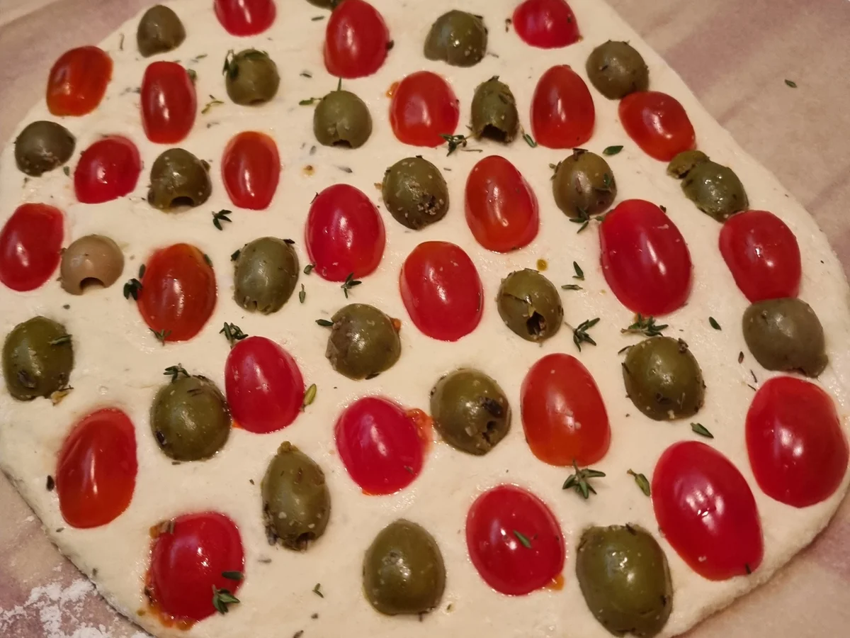 Tomaten-Oliven-Foccicia mit Schinken ,Fetakäse und Rucola - Rezept - Bild Nr. 17295