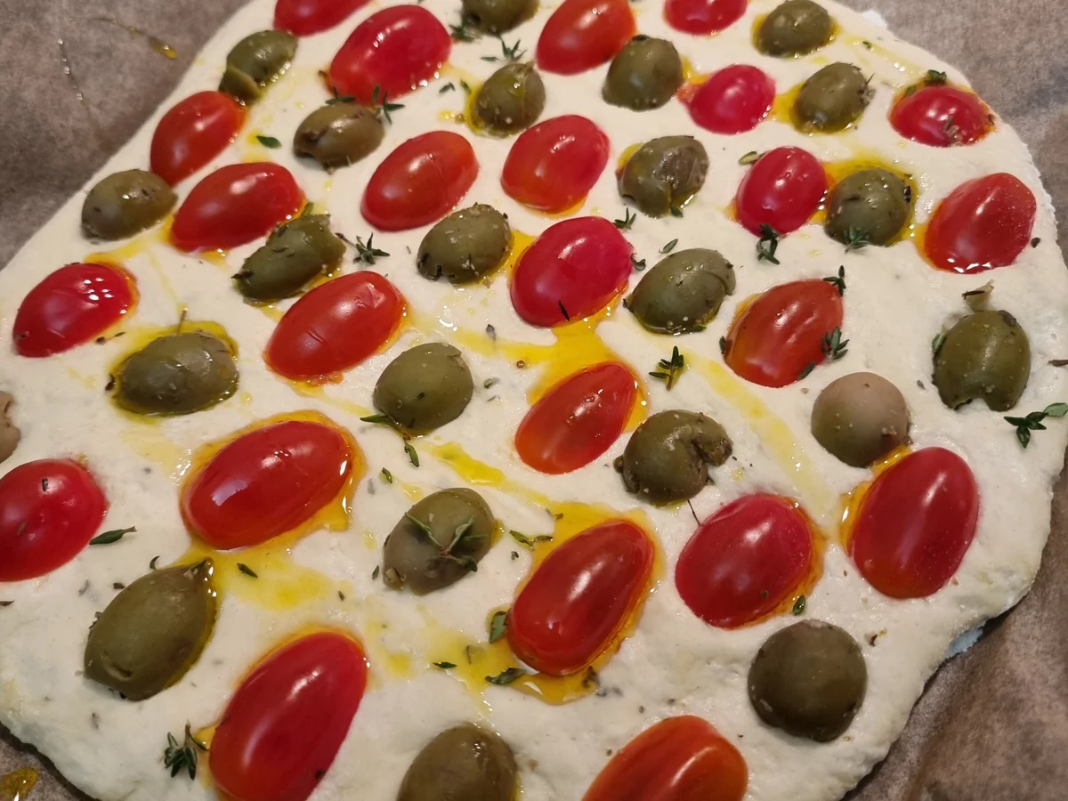 Tomaten-Oliven-Foccicia mit Schinken ,Fetakäse und Rucola - Rezept - Bild Nr. 17296