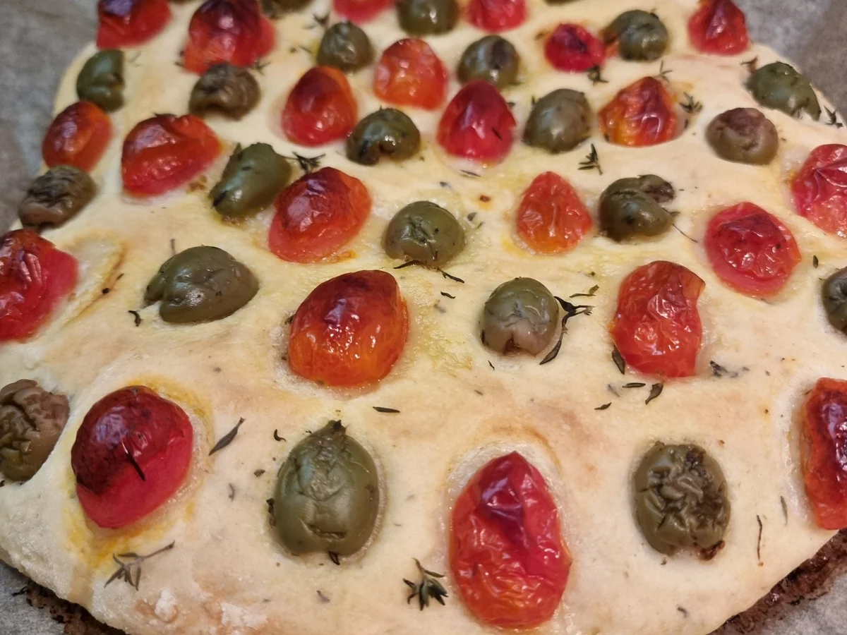 Tomaten-Oliven-Foccicia mit Schinken ,Fetakäse und Rucola - Rezept - Bild Nr. 17297