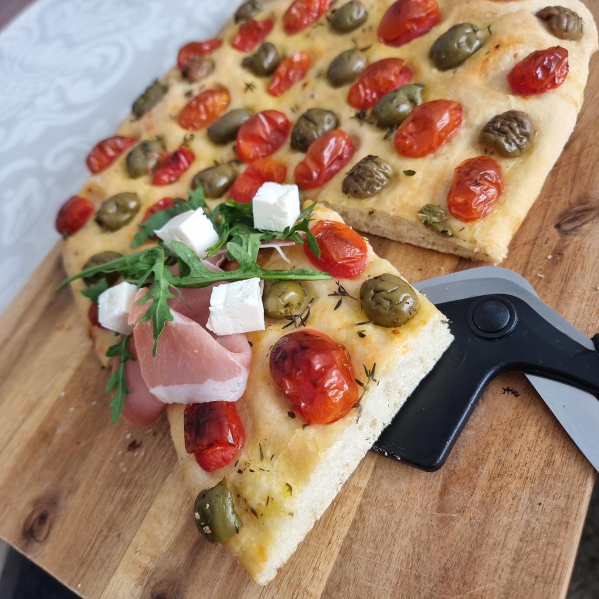 Tomaten-Oliven-Foccicia mit Schinken ,Fetakäse und Rucola - Rezept - Bild Nr. 17298