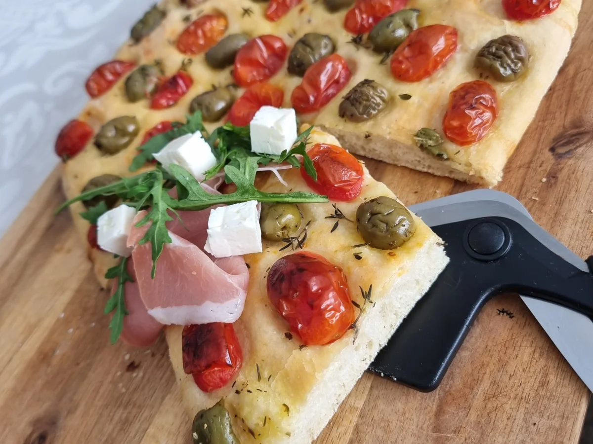 Tomaten-Oliven-Foccicia mit Schinken ,Fetakäse und Rucola - Rezept - Bild Nr. 17298