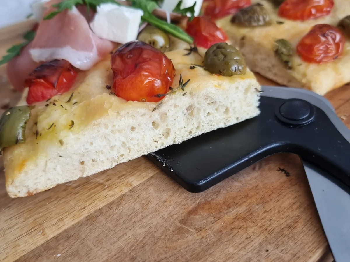 Tomaten-Oliven-Foccicia mit Schinken ,Fetakäse und Rucola - Rezept - Bild Nr. 17299