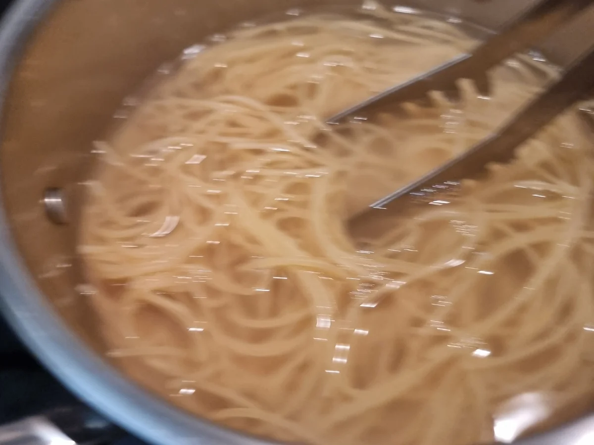 Spaghetti mit Tomaten-Rucola-Pesto - Rezept - Bild Nr. 17290