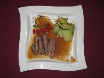 Rezept: Entenbrust mit Hagebutten-Soße und Kartoffel-Wirsing-Päckchen Entenbrust mit Hagebutten-Soße und Kartoffel-Wirsing-Päckchen - Rezept