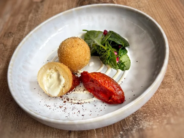 Rezept: Mit Käse gefüllte Quarkbällchen mit pikanter Sauce und Spinatsalat (Sally) Bild Nr. 17285 Mit Käse gefüllte Quarkbällchen mit pikanter Sauce und Spinatsalat (Sally) - Rezept - Bild Nr. 17285