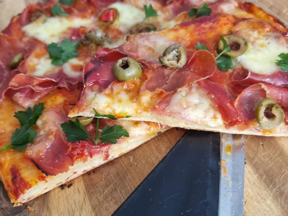 Rezept: Schinken-Oliven-Pizza Bild Nr. 17285 Schinken-Oliven-Pizza - Rezept - Bild Nr. 17285