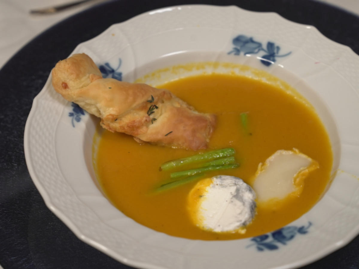 Möhrensuppe mit Spargel und Ziegenkäse - Rezept - Bild Nr. 17285