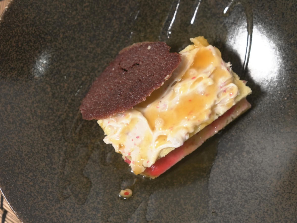 Olivenöl-Biskuit, weiße Schokoganache mit Salzkaramellsauce und Schoko-Chili-Keks - Rezept - Bild Nr. 17285