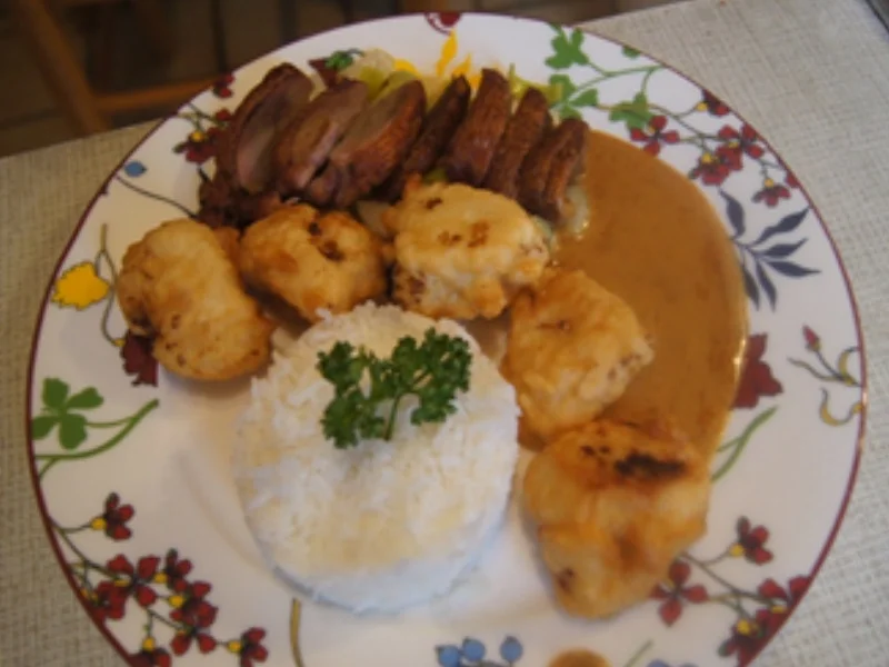 Knusperente auf Gemüsebett mit Erdnuss-Sauce, frittierten Blumenkohl und Basmatireis - Rezept - Bild Nr. 2