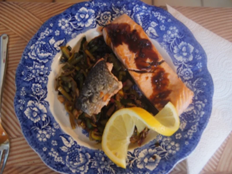 Rezept: Gebratener Lachs mit herzhaften Porree-Gemüse Bild Nr. 2 Gebratener Lachs mit herzhaften Porree-Gemüse - Rezept - Bild Nr. 2