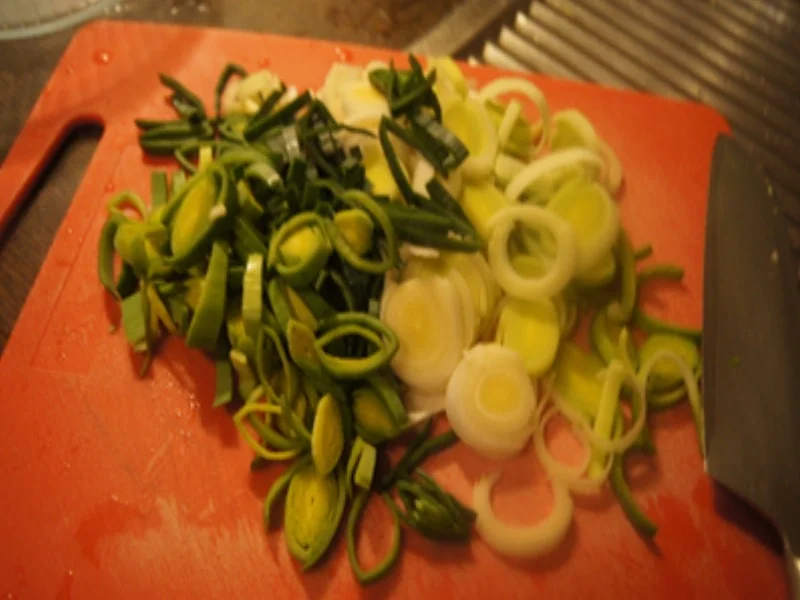 Rezept: Gebratener Lachs mit herzhaften Porree-Gemüse Bild Nr. 5 Gebratener Lachs mit herzhaften Porree-Gemüse - Rezept - Bild Nr. 5