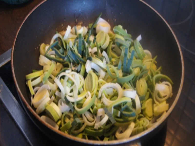 Rezept: Gebratener Lachs mit herzhaften Porree-Gemüse Bild Nr. 9 Gebratener Lachs mit herzhaften Porree-Gemüse - Rezept - Bild Nr. 9