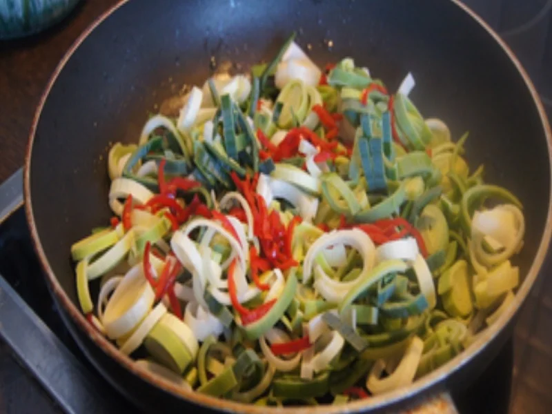 Rezept: Gebratener Lachs mit herzhaften Porree-Gemüse Bild Nr. 10 Gebratener Lachs mit herzhaften Porree-Gemüse - Rezept - Bild Nr. 10