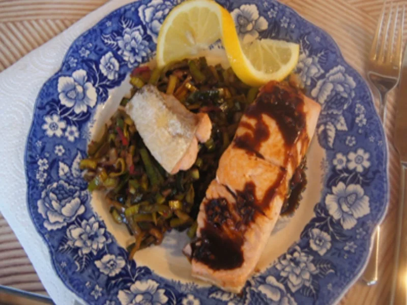 Rezept: Gebratener Lachs mit herzhaften Porree-Gemüse Bild Nr. 12 Gebratener Lachs mit herzhaften Porree-Gemüse - Rezept - Bild Nr. 12