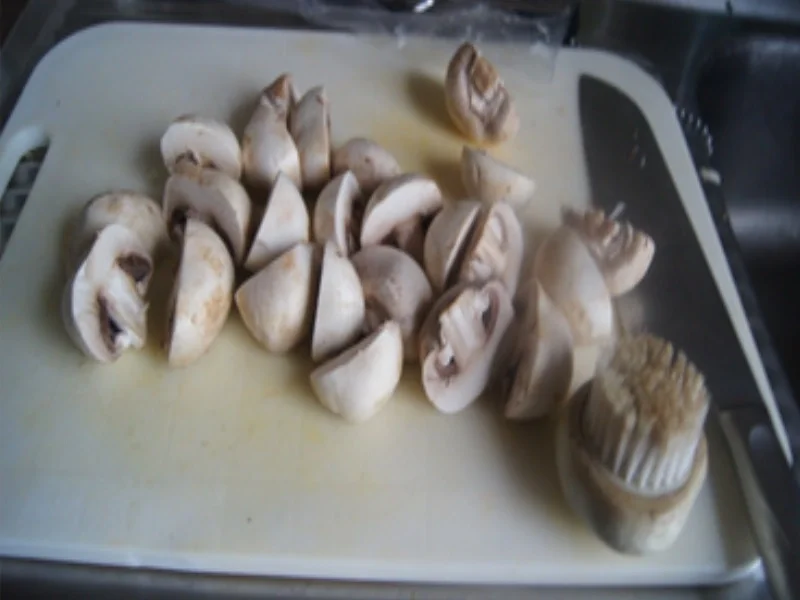 Rezept: Schweinefilet-Gulasch mit Pilz-Senf-Rahm-Sauce und Brötchen Bild Nr. 17299 Schweinefilet-Gulasch mit Pilz-Senf-Rahm-Sauce und Brötchen - Rezept - Bild Nr. 17299