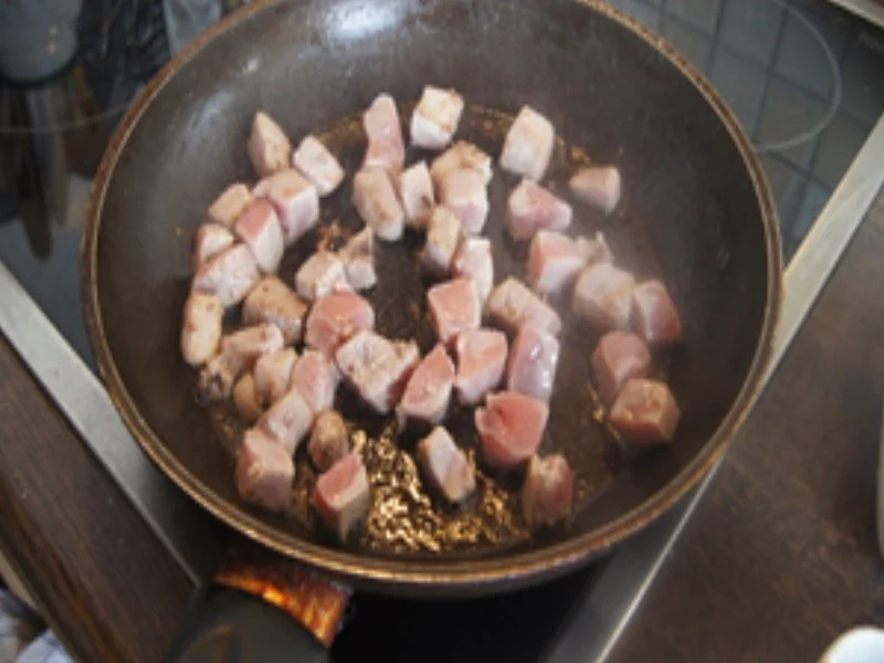 Rezept: Schweinefilet-Gulasch mit Pilz-Senf-Rahm-Sauce und Brötchen Bild Nr. 17301 Schweinefilet-Gulasch mit Pilz-Senf-Rahm-Sauce und Brötchen - Rezept - Bild Nr. 17301