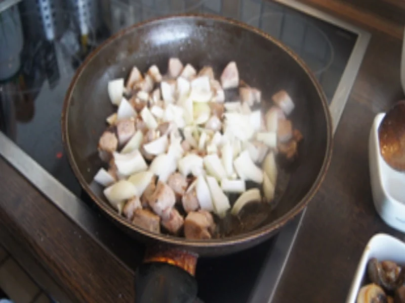 Rezept: Schweinefilet-Gulasch mit Pilz-Senf-Rahm-Sauce und Brötchen Bild Nr. 17302 Schweinefilet-Gulasch mit Pilz-Senf-Rahm-Sauce und Brötchen - Rezept - Bild Nr. 17302