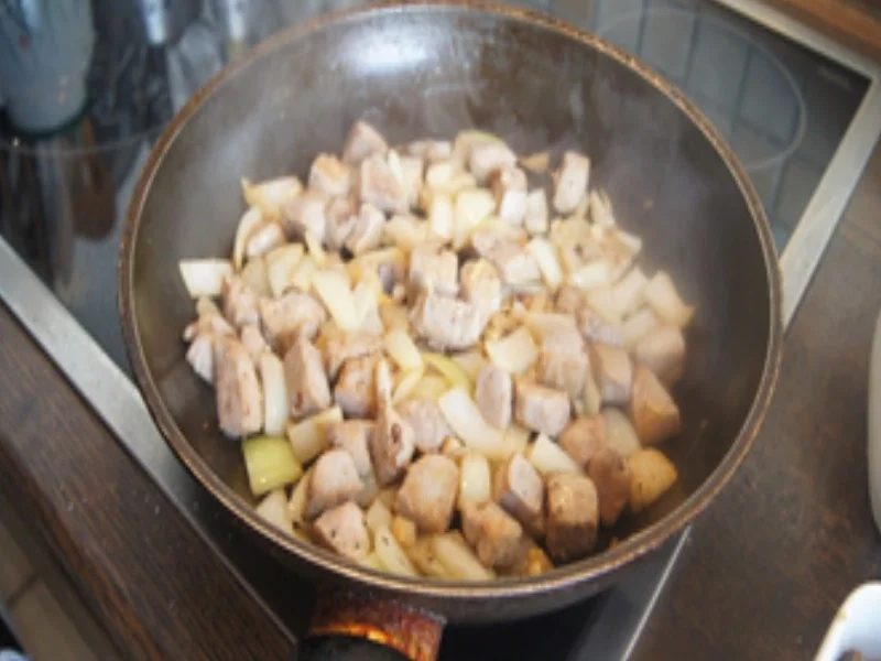 Rezept: Schweinefilet-Gulasch mit Pilz-Senf-Rahm-Sauce und Brötchen Bild Nr. 17303 Schweinefilet-Gulasch mit Pilz-Senf-Rahm-Sauce und Brötchen - Rezept - Bild Nr. 17303