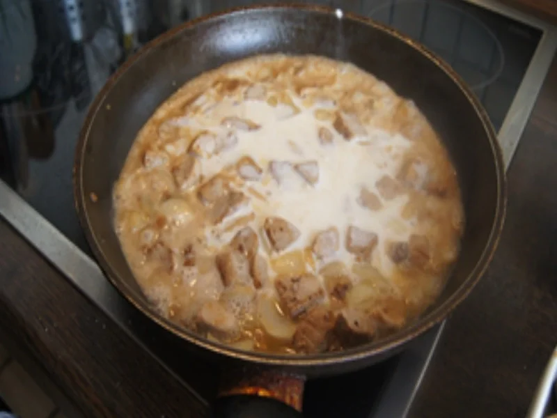 Rezept: Schweinefilet-Gulasch mit Pilz-Senf-Rahm-Sauce und Brötchen Bild Nr. 17304 Schweinefilet-Gulasch mit Pilz-Senf-Rahm-Sauce und Brötchen - Rezept - Bild Nr. 17304