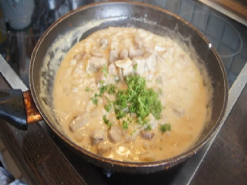 Rezept: Schweinefilet-Gulasch mit Pilz-Senf-Rahm-Sauce und Brötchen Bild Nr. 17305 Schweinefilet-Gulasch mit Pilz-Senf-Rahm-Sauce und Brötchen - Rezept - Bild Nr. 17305