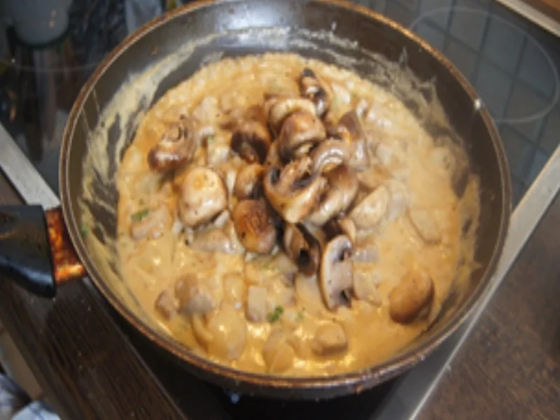 Rezept: Schweinefilet-Gulasch mit Pilz-Senf-Rahm-Sauce und Brötchen Bild Nr. 17306 Schweinefilet-Gulasch mit Pilz-Senf-Rahm-Sauce und Brötchen - Rezept - Bild Nr. 17306