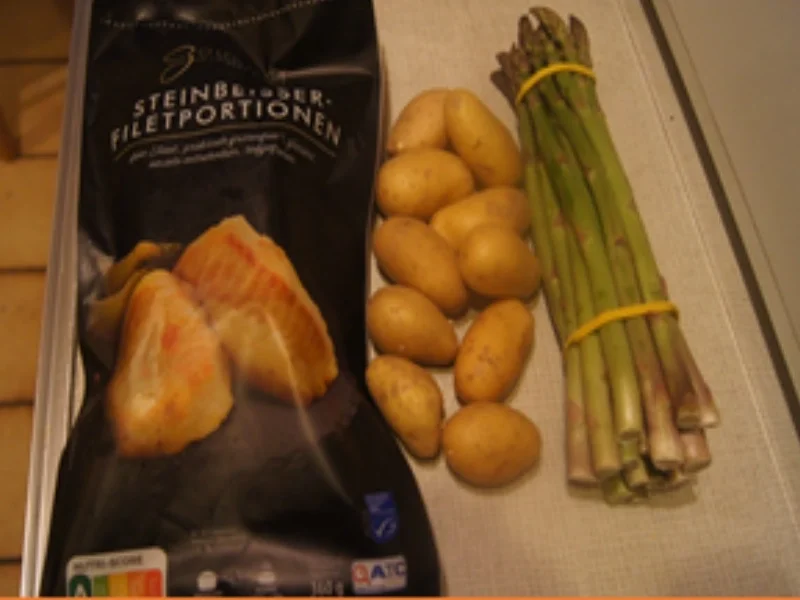 Rezept: Steinbeißer-Filet mit grünen Spargel, Sauce Hollandaise und Drillingen Bild Nr. 3 Steinbeißer-Filet mit grünen Spargel, Sauce Hollandaise und Drillingen - Rezept - Bild Nr. 3