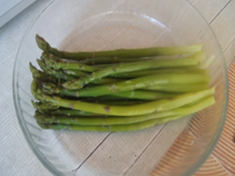 Rezept: Steinbeißer-Filet mit grünen Spargel, Sauce Hollandaise und Drillingen Bild Nr. 10 Steinbeißer-Filet mit grünen Spargel, Sauce Hollandaise und Drillingen - Rezept - Bild Nr. 10