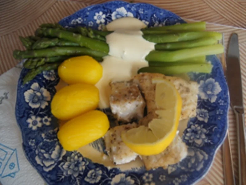 Rezept: Steinbeißer-Filet mit grünen Spargel, Sauce Hollandaise und Drillingen Bild Nr. 16 Steinbeißer-Filet mit grünen Spargel, Sauce Hollandaise und Drillingen - Rezept - Bild Nr. 16