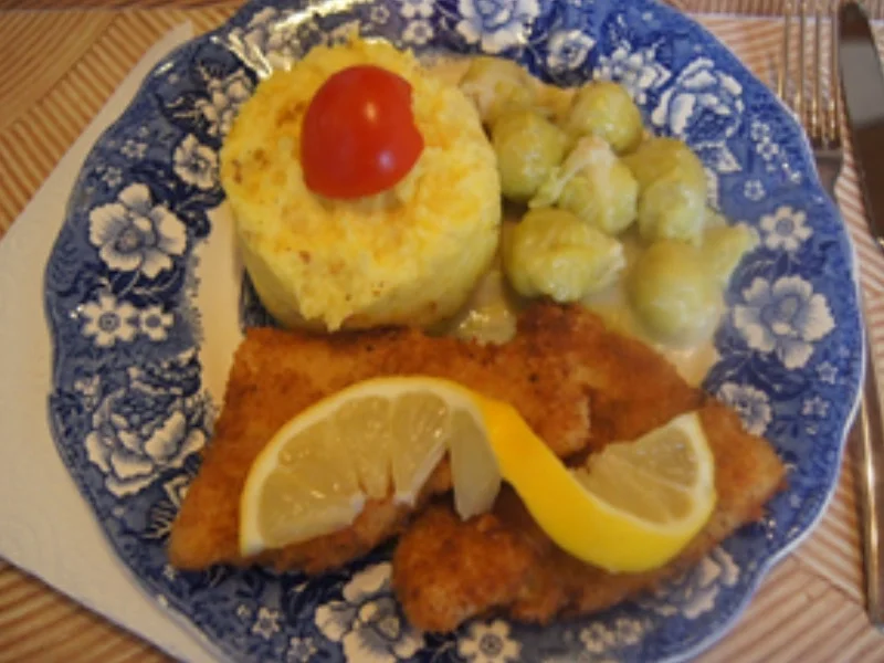 Knusperfisch mit Rosenkohl und Sellerie-Kartoffel-Stampf - Rezept - Bild Nr. 17310