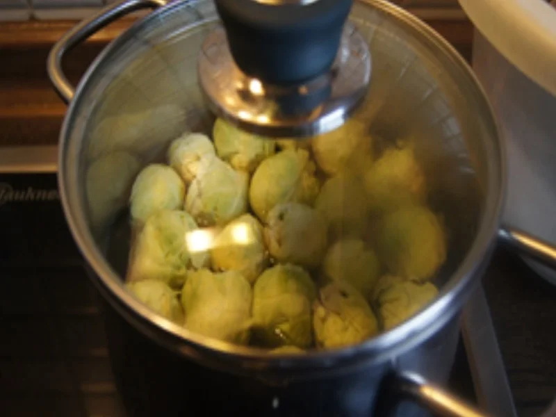 Knusperfisch mit Rosenkohl und Sellerie-Kartoffel-Stampf - Rezept - Bild Nr. 17317