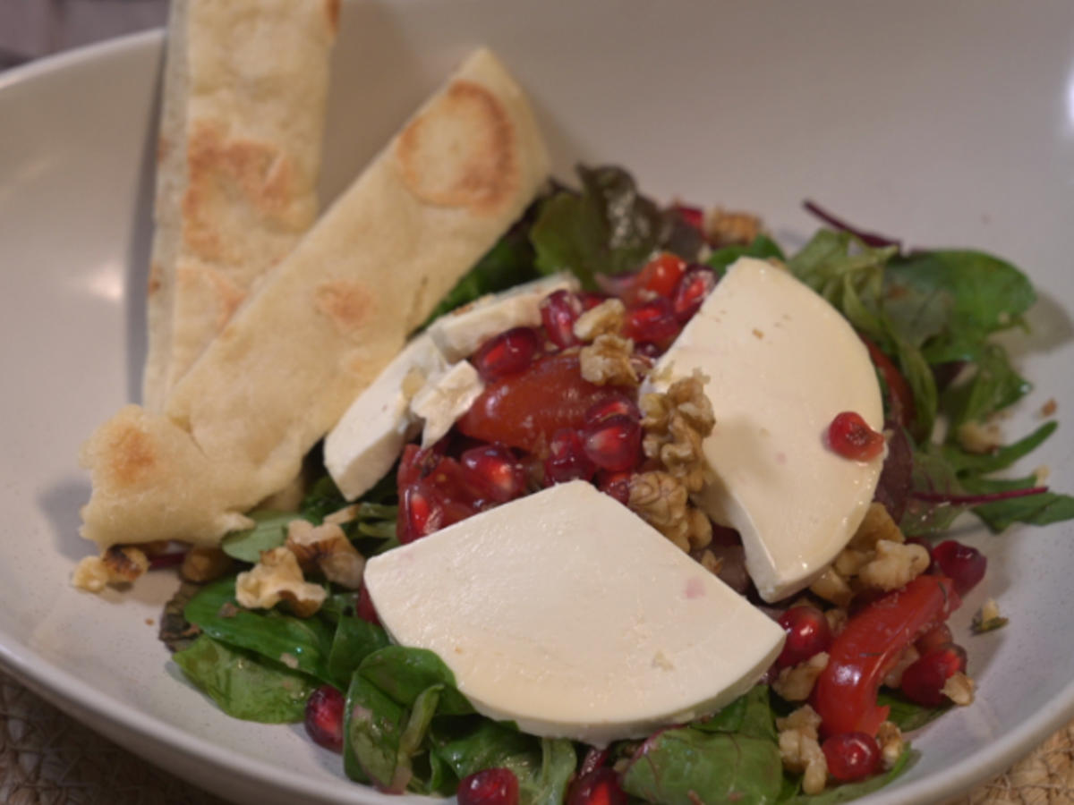 Mit Honig gebackener Hirtenkäse auf Wildsalat, dazu Seelenbrot - Rezept - Bild Nr. 2