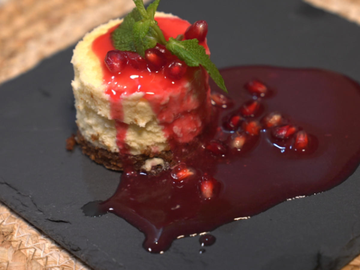 Cremiger Cheesecake mit fruchtiger Granatapfelsauce - Rezept - Bild Nr. 2