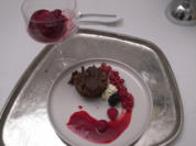 Fudge Brownie mit Himbeerspiegel und Waldbeersorbetto - Rezept - Bild Nr. 17310